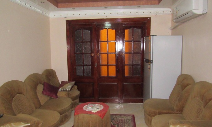 Al-Muntazah Apartment | Beautiful sea side view near Montaza Palace and Miami Beach + local shopping