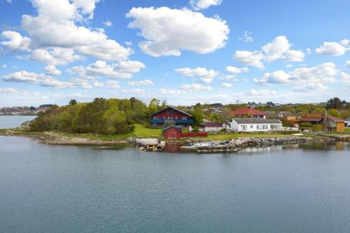 Kvernevick Villa | Beautiful Seafront Home, 5 Min to ONS