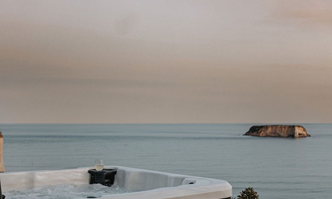 Hurunui District House | Beautiful seaside Bach with stunning views.Relax in the spa and soak in the view