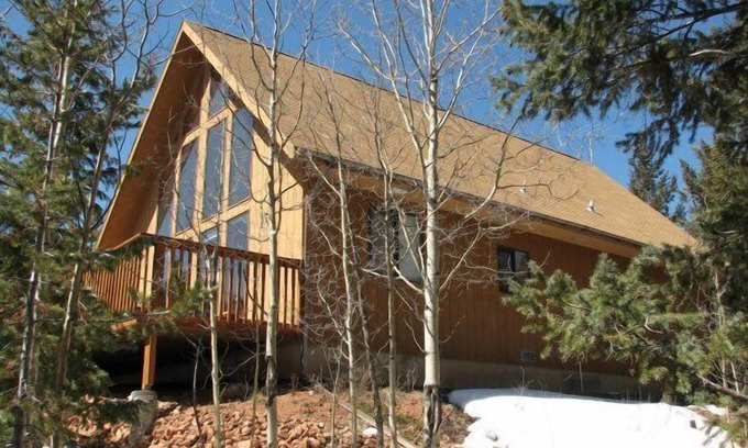 Rainbow Valley House | Beautiful Secluded Mountain Home in Divide with Pikes Peak views. King sized bed