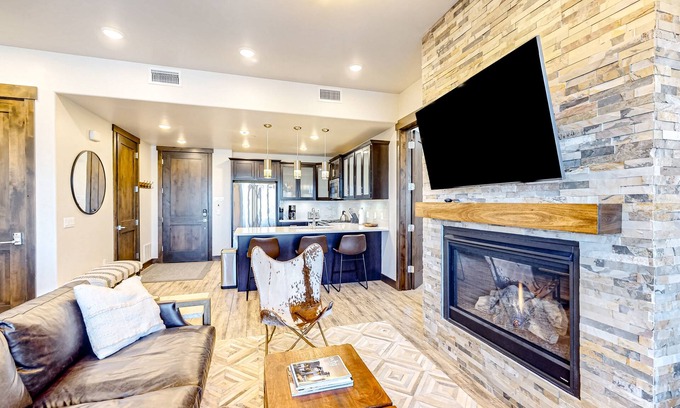 Park City House | Beautiful second-floor condo with pool, hot tub, mtn views, and full kitchen