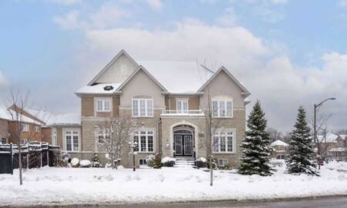 Churchill Meadows House | Beautiful Serene Home with a study room