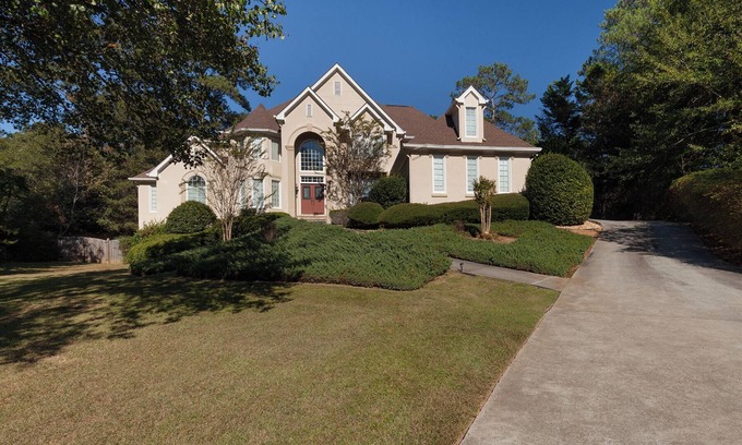 Snellville House | Beautiful serene mansion - 5-bedroom 4 1/2 bathroom house in Snellville