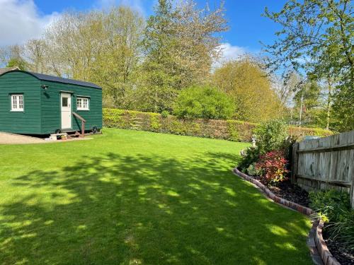 Weedon Lois House | Beautiful Shepherd's Hut - Lois Weedon