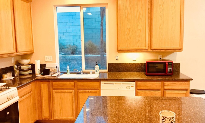Fontana House | Beautiful Single Family Home near ONTARIO /LOS ANGELES AREA