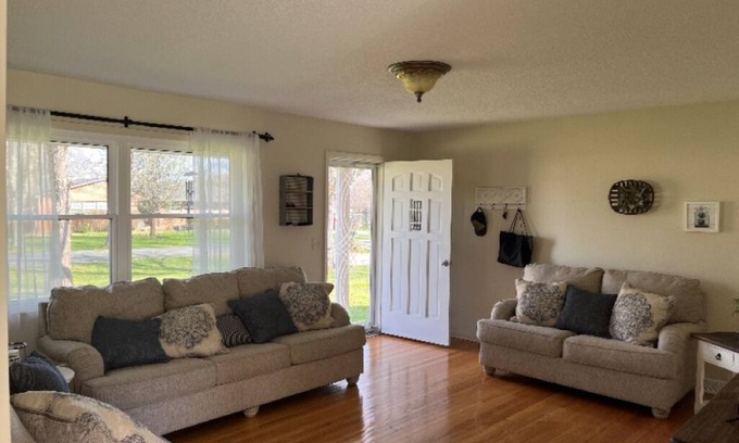 Jasper House | Beautiful Single Family 3 bedroom Home