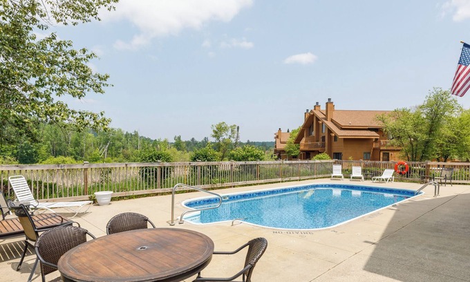 Bellaire Condo | Beautiful!sleeps 6, 2 bath condo in Schuss Village golf pool access Boat parking
