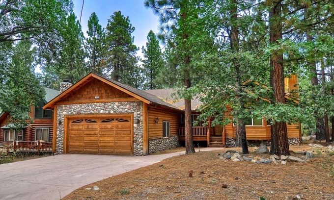 Summit Estates House | Beautiful Snow Summit home! Walk to the slopes! Enjoy the spa and pool table!