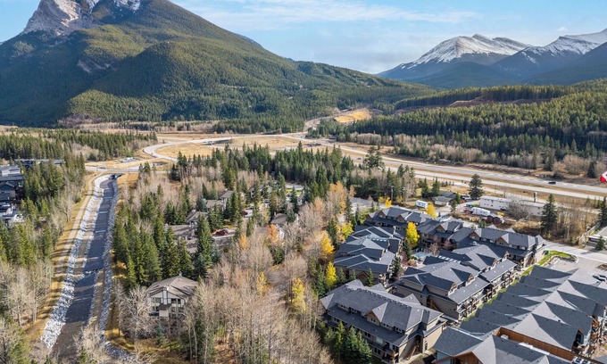 Dead Man's Flats Condo | Beautiful South Facing 2bd/2bth Condo with Hot Tub and Gorgeous Mountain Views!