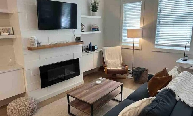 South End Apartment | Beautiful South End apt with parking!