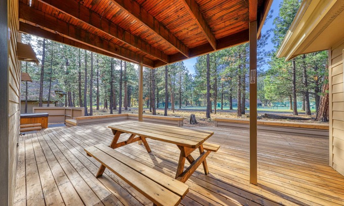 Black Butte Ranch House | Beautiful & spacious home in a great location with private hot tub
