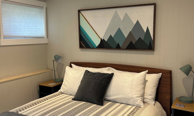 Fairfield House | Beautiful space, blocks from the ocean & Cook St