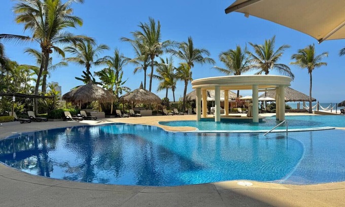 Quintas del Mar Apartment | Beautiful space by the beach and pool By Gps