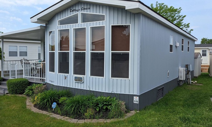 Sherkston Cottage | Beautiful, spacious 3 bedroom updated cottage sleeps 8 with A/C