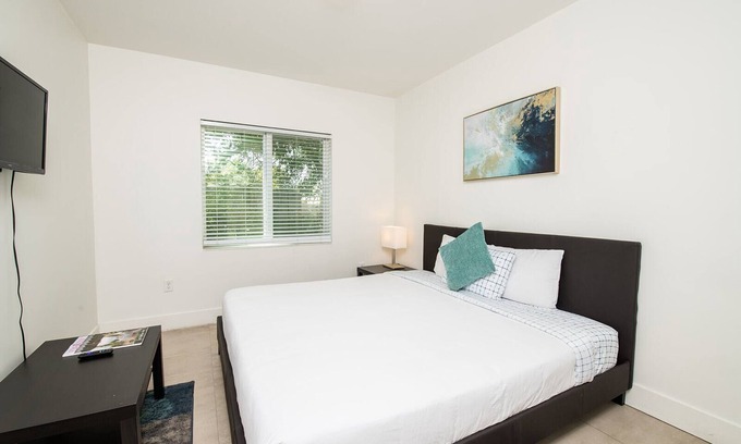 Royal Poinciana Apartment | Beautiful Spacious 2/1 Apt with Parking/Wifi/Laundry in the Heart of Hollywood!