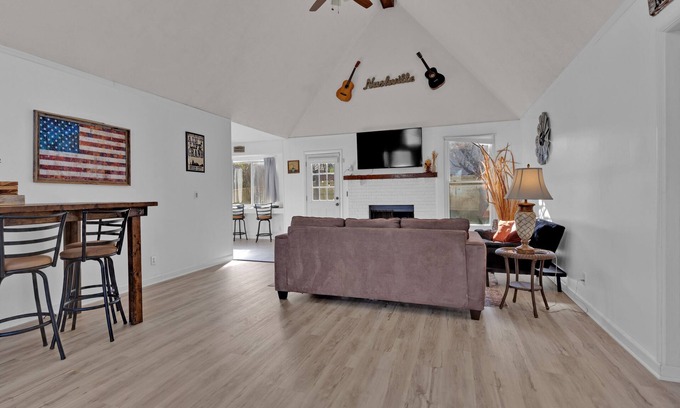 Antioch House | Beautiful, Spacious, and Delightful Abode Ideal for Large Groups!