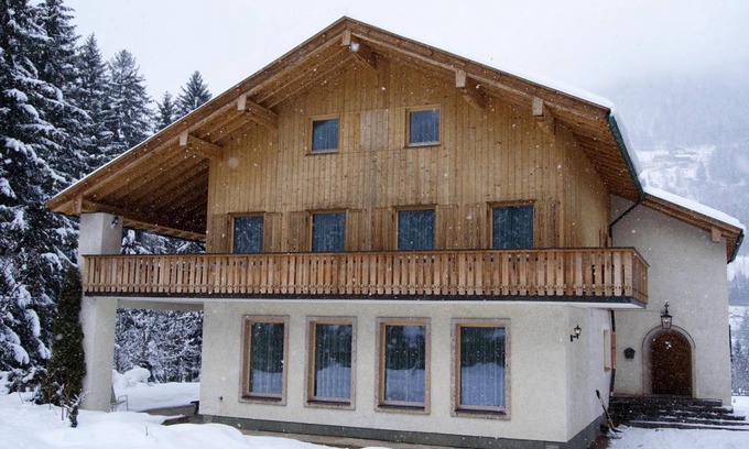 Rangersdorf House | Beautiful spacious group house with big garden and cozy bar