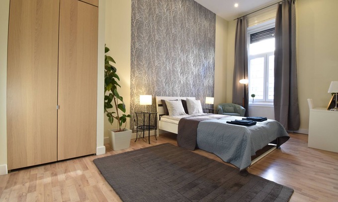 Palace District Condo | Beautiful spacious central 4 bedroom/3 bathroom
