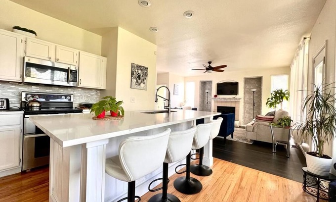 Centennial House | Beautiful spacious house!
