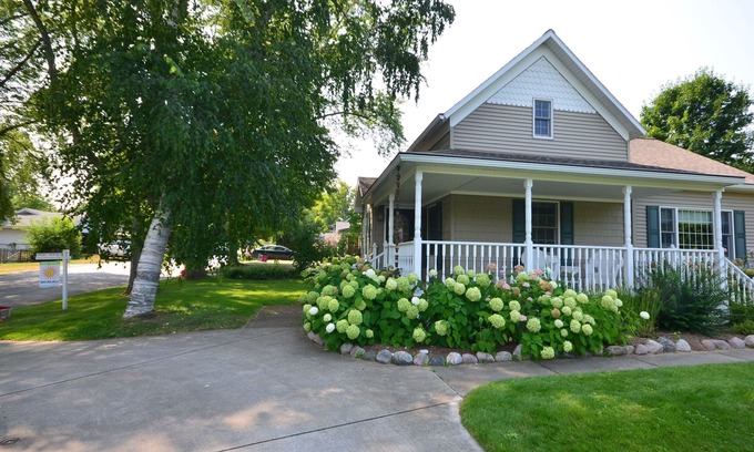 Northport Cottage | Beautiful, spacious home in the village. Walk to everything. Air conditioning
