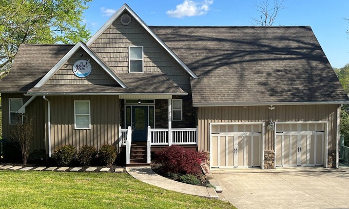 Caryville House | Beautiful spacious lakefront home-Just minutes from I-75-Close to ATV trails.