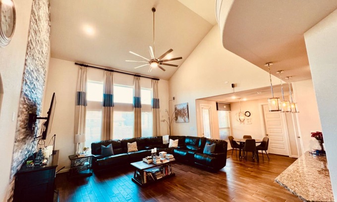 Sugar Land House | Beautiful Spacious Modern Home in Sugar Land