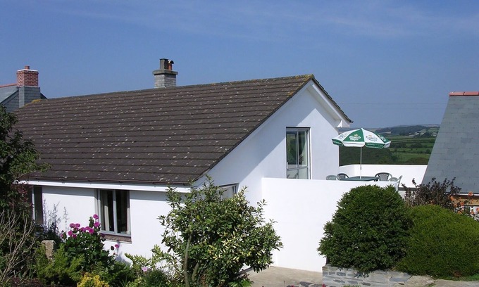 Golant House | Beautiful spacious, split-level house near Fowey, heated swimming pool, hot tub