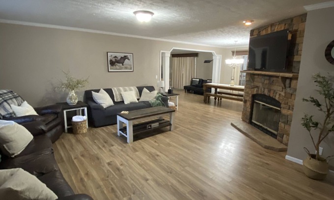 Newcomb House | Beautiful & spacious TN home perfectly located for Off-Roaders or Vacationers!