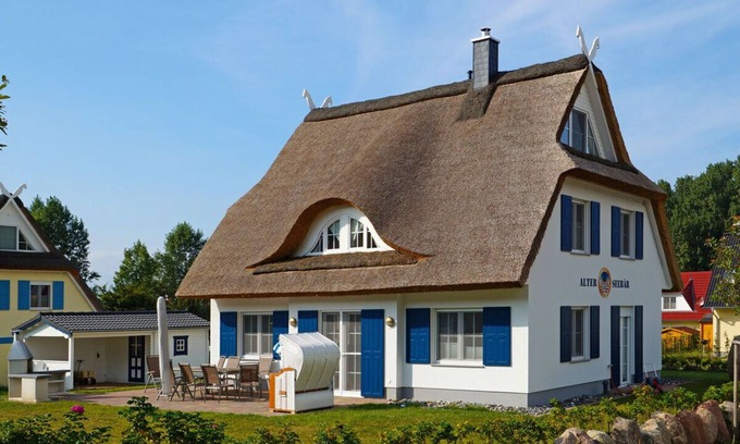 Glowe House | Beautiful, spacious thatched-roof house with large garden close to the Baltic Sea beach