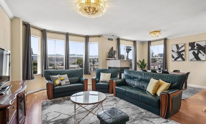 Little Hollywood House | Beautiful Spacious House 2BR/4BR in Silver Terrace