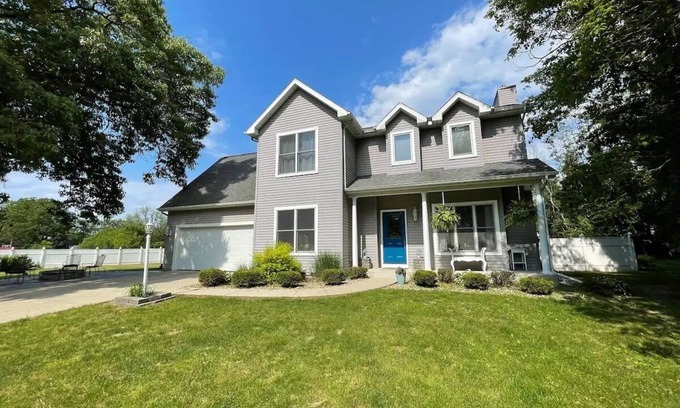 Stevensville House | Beautiful, Spacious 4 bedroom, 4 bath 1mile from the Lake.10 minutes to St. Joe