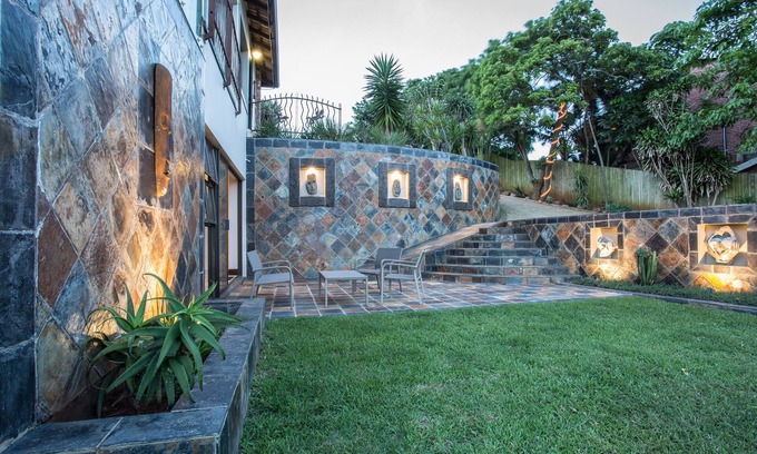 Durban North Apartment | Beautiful spacious Apartment with stunning sea views and centrally located.