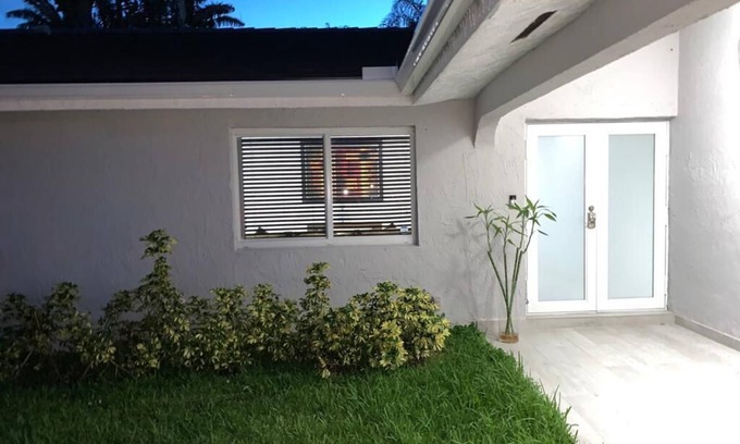 Kendall West House | Beautiful ,Sparkling Clean & comfortable house with a POOL