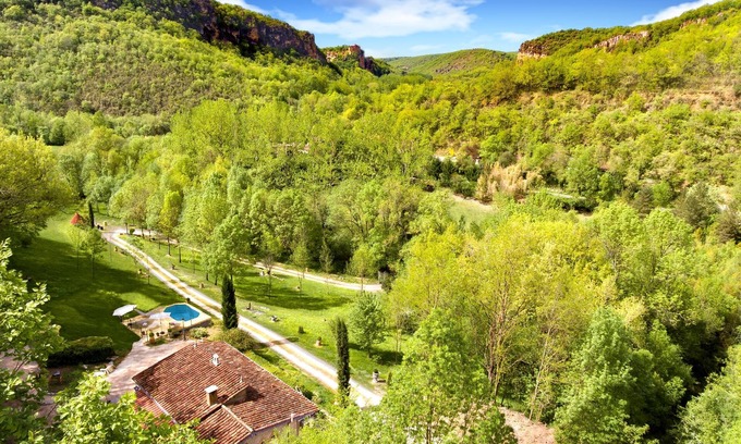 Bruniquel Cottage | Beautiful stone house in a large park, heated swimming pool, guaranteed peace and quiet.