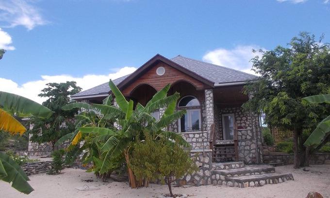 Orange Creek House | Beautiful stone, post and beam home in Shanna Bay