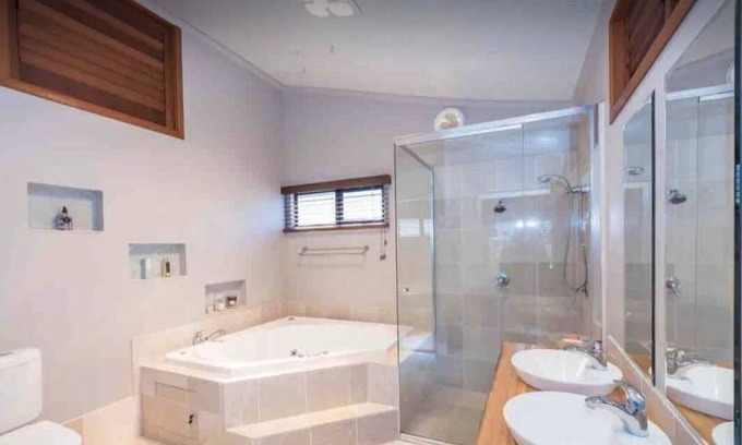 Harrington Apartment | Beautiful studio apartment/ huge spa bath/king bed outdoor dinning