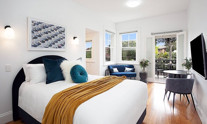 Lewisham Apartment | Beautiful Studio in Heritage Building with Balcony
