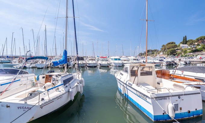 Carqueiranne Apartment | Beautiful Studio With Terrace Near The Sea!