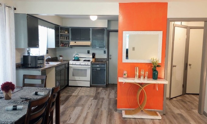 Downtown Syracuse Apartment | Beautiful stylish apartment with backyard