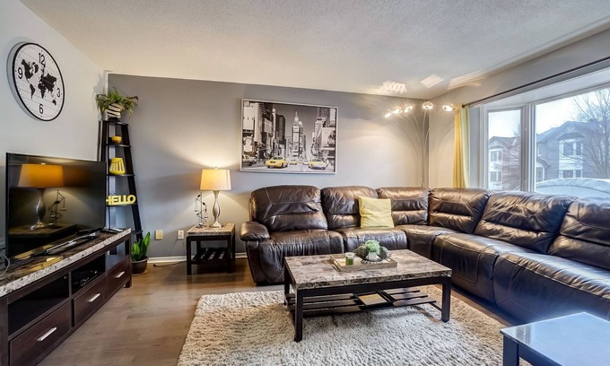 Gatineau House | Beautiful stylish home with 3 bed rooms, a den and 2 full bathrooms