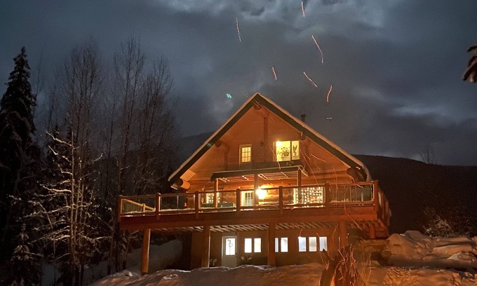 Blaeberry House | Beautiful Suite with Ski Resort & National Parks Nearby.