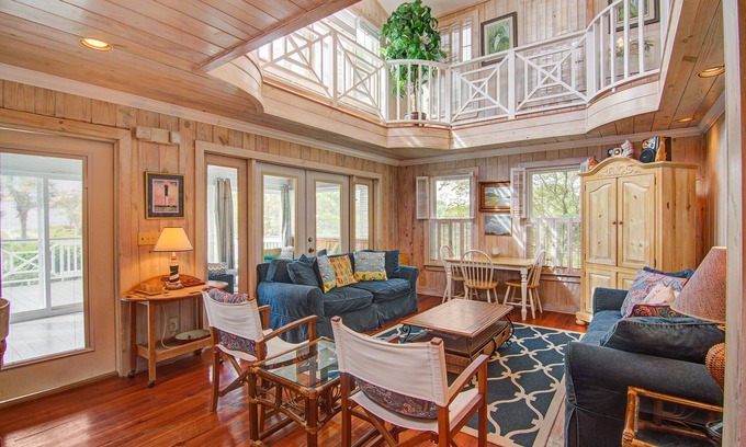 Sullivan's Island House | Beautiful Sullivan’s Island home next to lighthouse - easy walk to beach