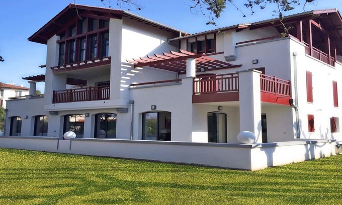 Saint-Jean-de-Luz Apartment | Beautiful sunny apartment with large terrace 50 m from the beach.