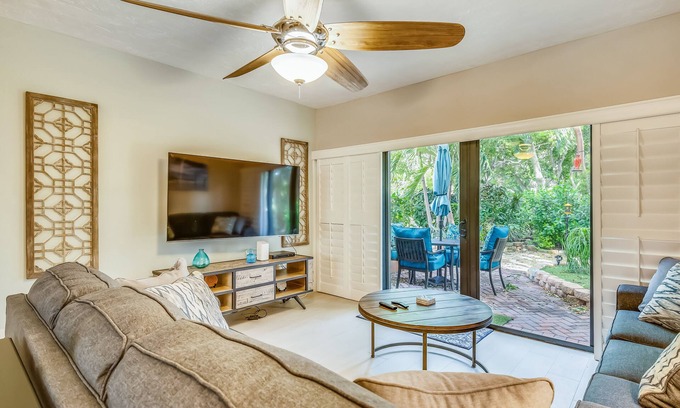 Islamorada Condo | Beautiful, sunlit home with pool, tennis court & beach access - near the marina