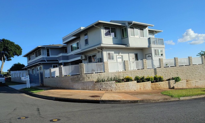 Pearl City House | Beautiful sunsets view Work and Vacation 30-day rental.