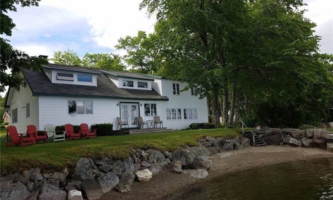 Belfast House | Beautiful Swan Lake Maine and Mid Coast Region!