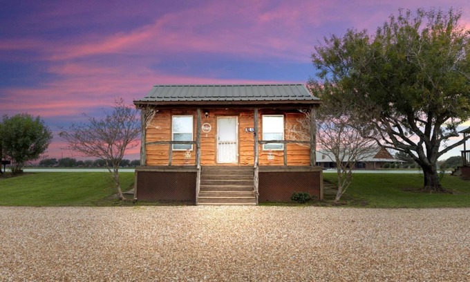 Elmaton Cabin | ★Beautiful Texas ranch retreat with lake.cabin#2 ★