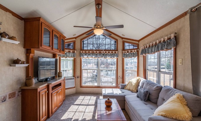 Yantis Cottage | Beautiful Tiny Home Overlooking the Pond
