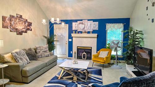 Gladstone House | Beautiful Townhome, 11 minutes to Downtown, KCMO.