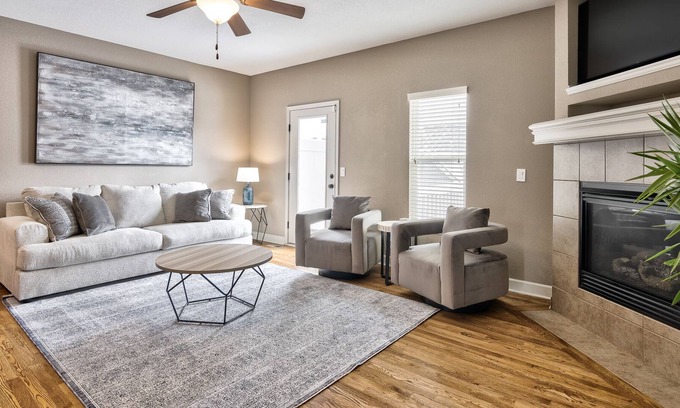 Waldron House | Beautiful Townhome Near Shopping and Restaurants in Northland